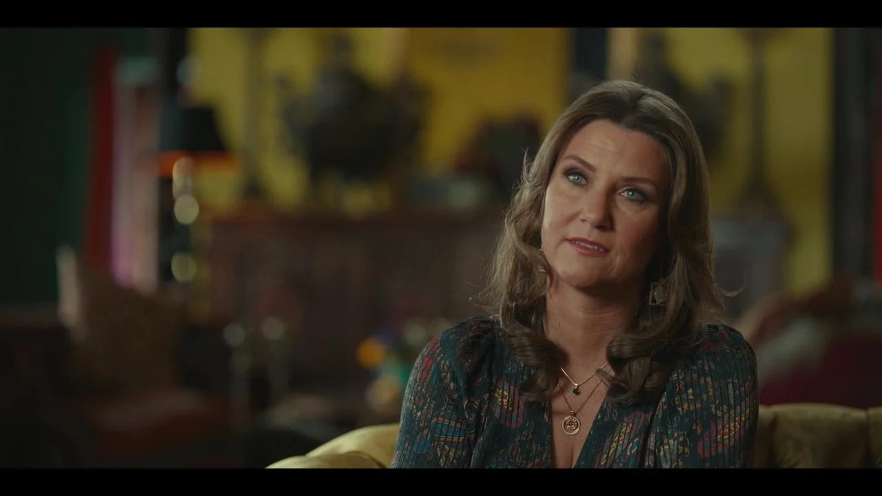 Hoàng Tộc Nổi Loạn: Câu Chuyện Tình Khó Tin Full