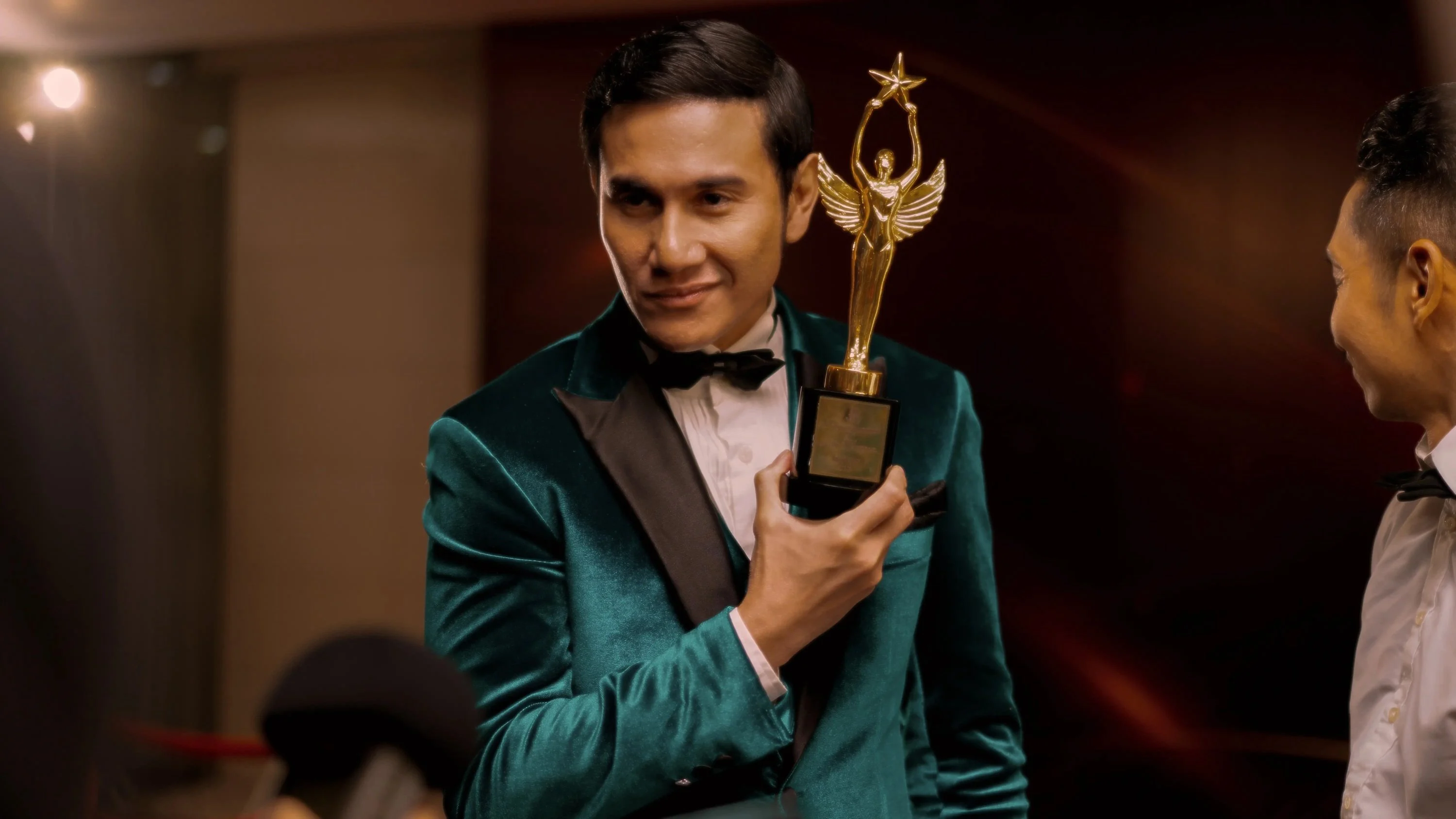 Lạc Trong Hào Quang Full